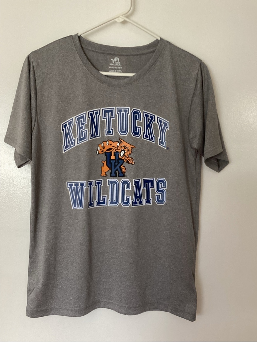 Women’s Size XL TEAM ATHLETICS Kentucky Wildcats Gray Short Sleeve Shirt